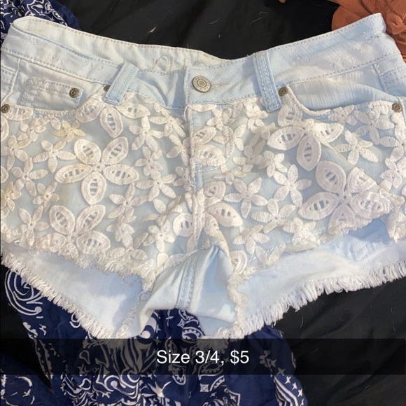 Woman’s shorts - Picture 5 of 12